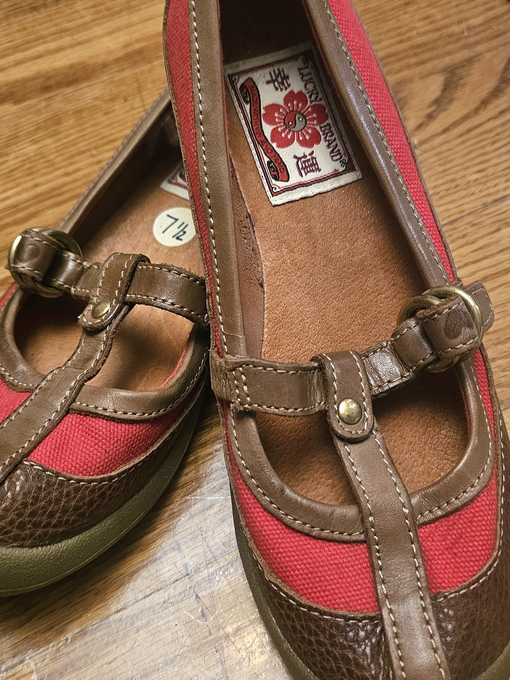Lucky Brand Women's Red Canvas T-Strap Flats with Brown Leather Trim Size 7 1/2 - Picture 2 of 11